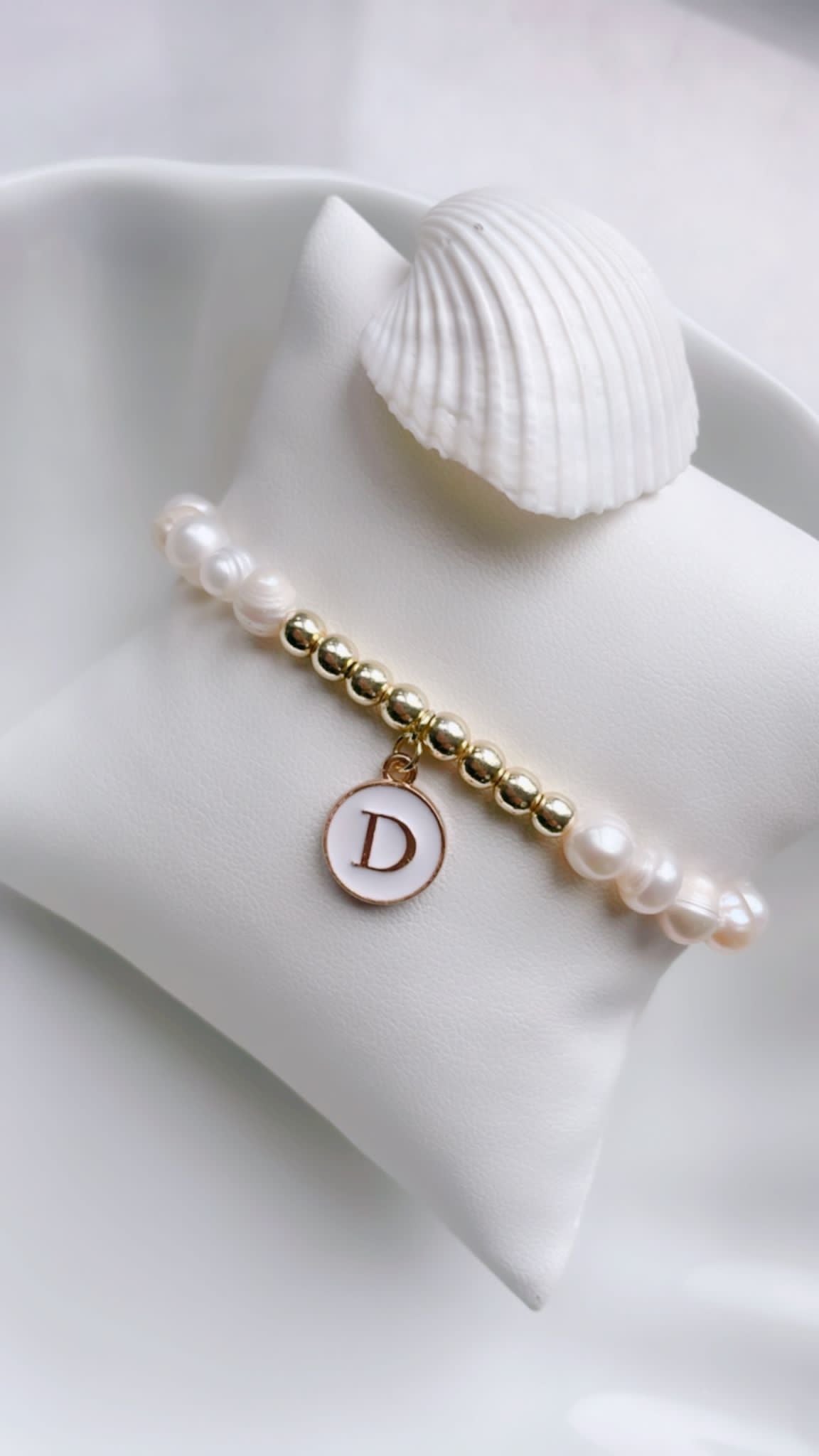 Bracelet initial en perles d'eau douce