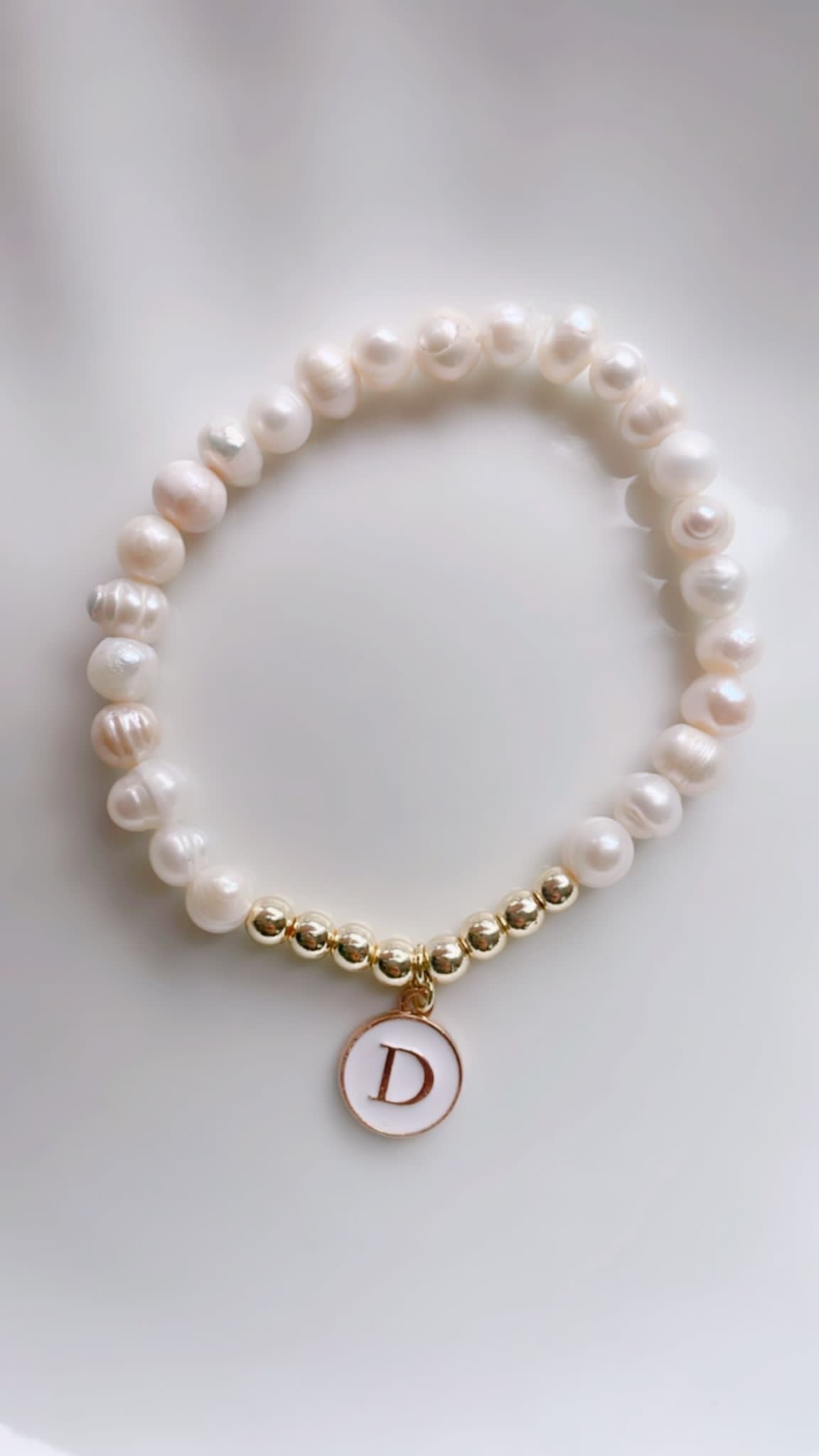 Bracelet initial en perles d'eau douce