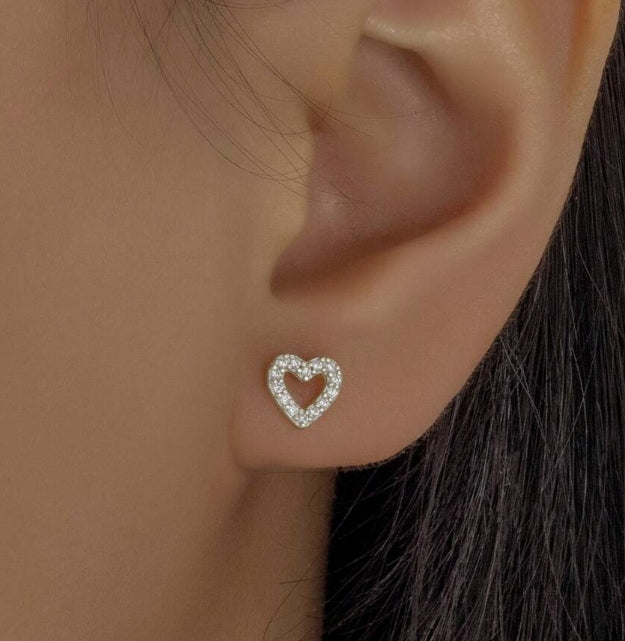 NEW - Heart 925 Sterling Stud Earrings (Silver)